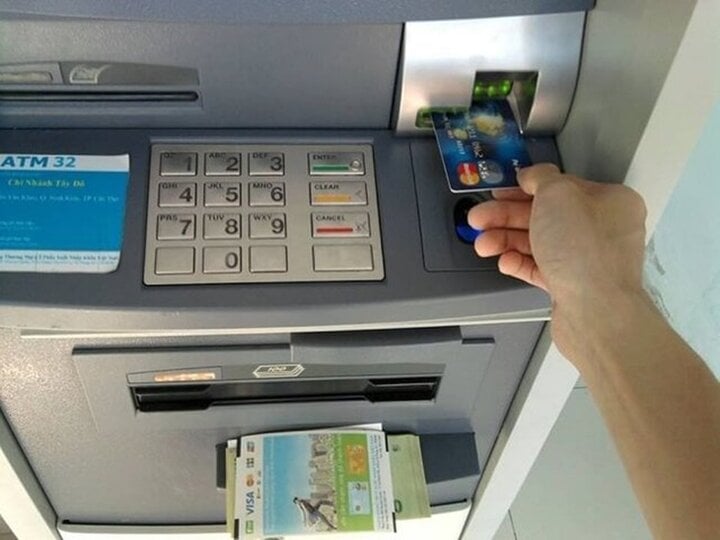 Cách tiết kiệm phí rút tiền qua ATM- Ảnh 1.