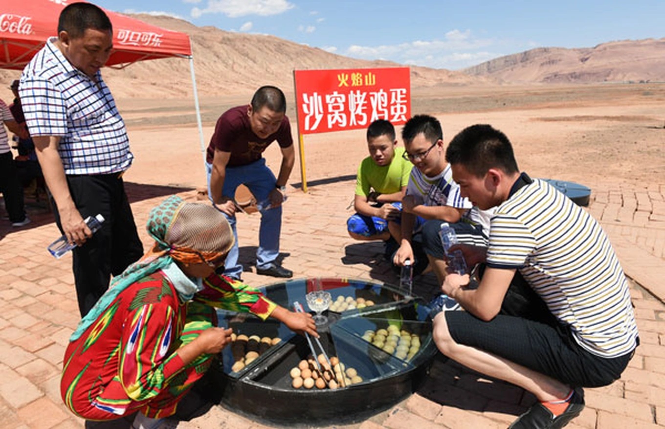 Hỏa Diệm Sơn (Trung Quốc) nóng tới 75 độ C, nhiều du khách vẫn thích thú trải nghiệm- Ảnh 2.