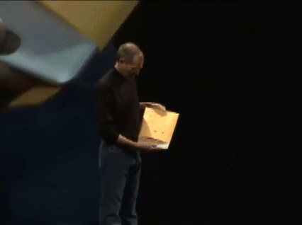 Steve Jobs rút macbook ra khỏi phong bì
