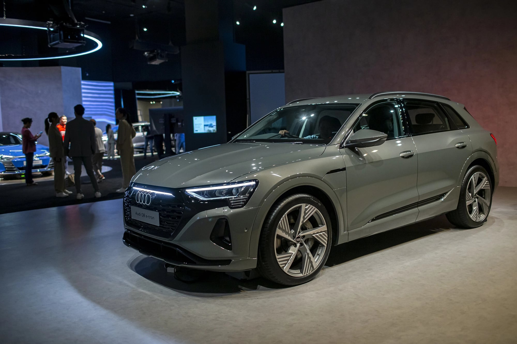 Audi Q8 e-tron chốt lịch ra mắt Việt Nam, đấu Mercedes-Benz EQE SUV bằng giá khoảng 3,8 tỷ đồng- Ảnh 1.