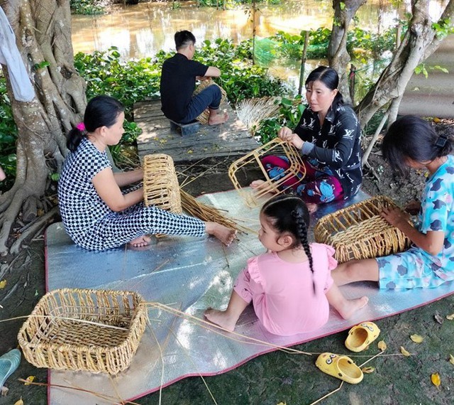 "Cái khó ló cái khôn" ở bán đảo Cà Mau: Xen canh cỏ năn tượng vào đầm tôm bị xâm nhập mặn, tăng sinh kế cho 3.000 phụ nữ U60 ở miền Tây, tạo ra 1 triệu sản phẩm thủ công xuất khẩu toàn cầu- Ảnh 5.