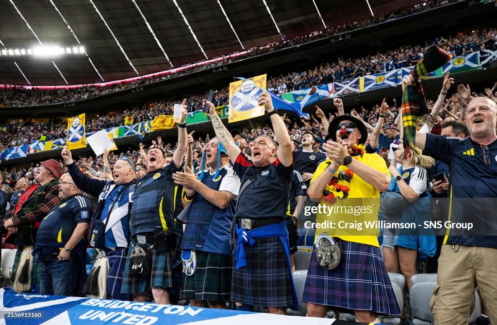 Độc đáo: Hàng nghìn đàn ông mặc váy cổ vũ trận khai màn Euro 2024- Ảnh 6.