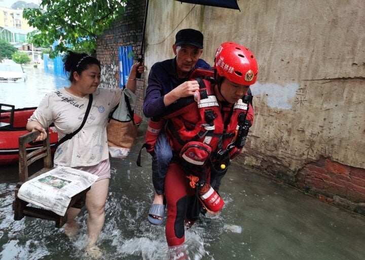 Trung Quốc kích hoạt ứng phó khẩn cấp với lũ lụt ở miền Nam, hạn hán ở miền Bắc- Ảnh 1.