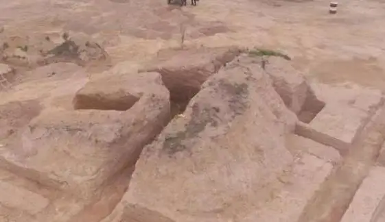 Nghi ngờ gò đất lớn có kho báu, chuyên gia cho nổ mìn, khai quật suốt nhiều ngày đêm: Hơn 100 báu vật 1.700 năm tuổi được tìm thấy- Ảnh 1.