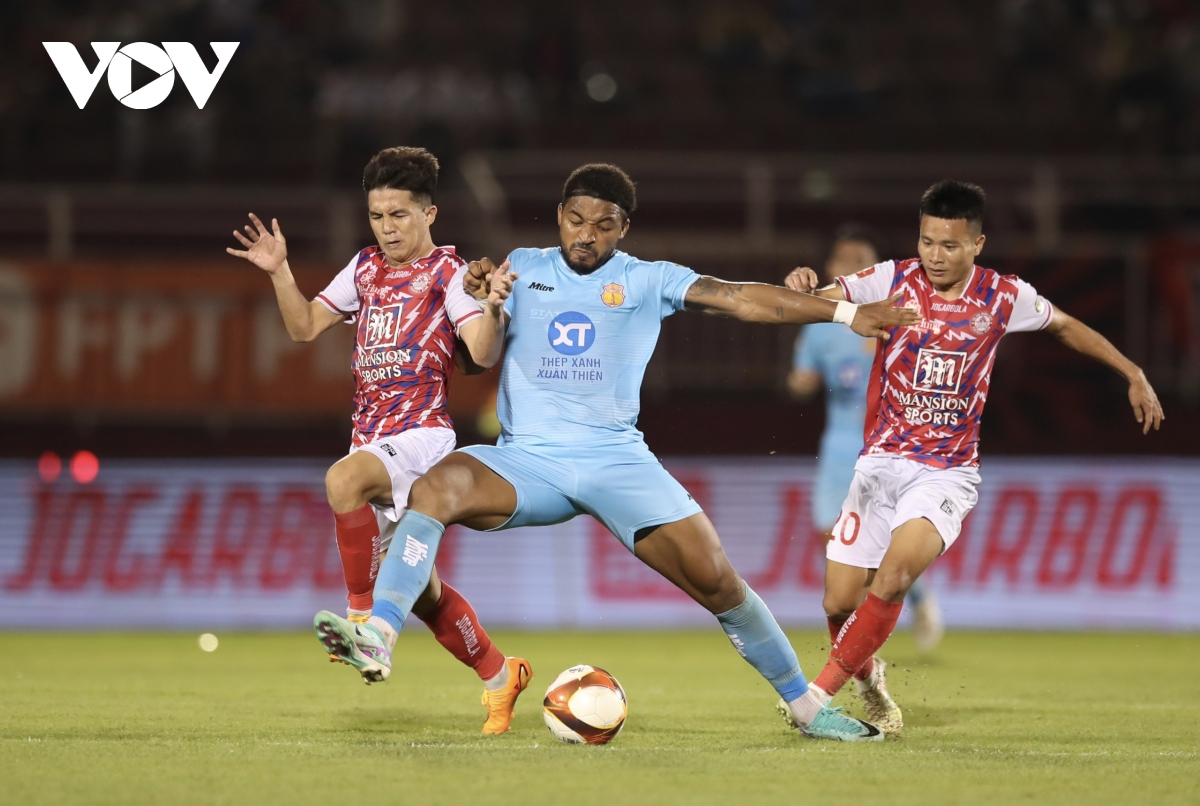 Kết quả V-League hôm nay 15/6: Nam Định mất điểm, cuộc đua vô địch hấp dẫn- Ảnh 1.
