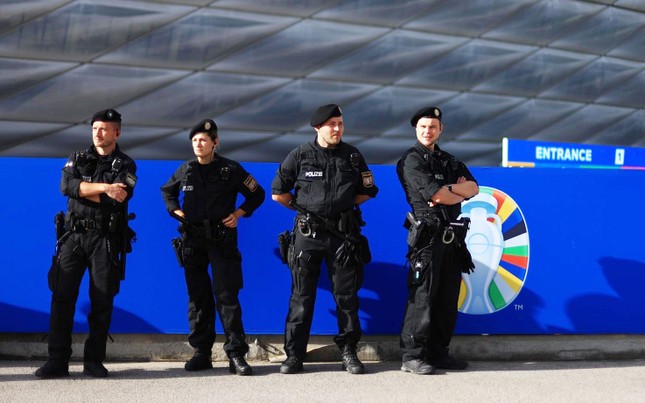 Cảnh sát Đức gồng mình chống nạn nhập cảnh trái phép mùa EURO- Ảnh 1.