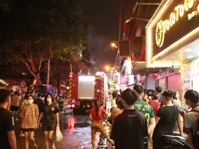 Trực tiếp vụ cháy nghi có người mắc kẹt ở phố Định Công Hạ: Thêm 2 xe cứu hoả cùng hàng chục chiến sĩ PCCC đến hiện trường- Ảnh 11.
