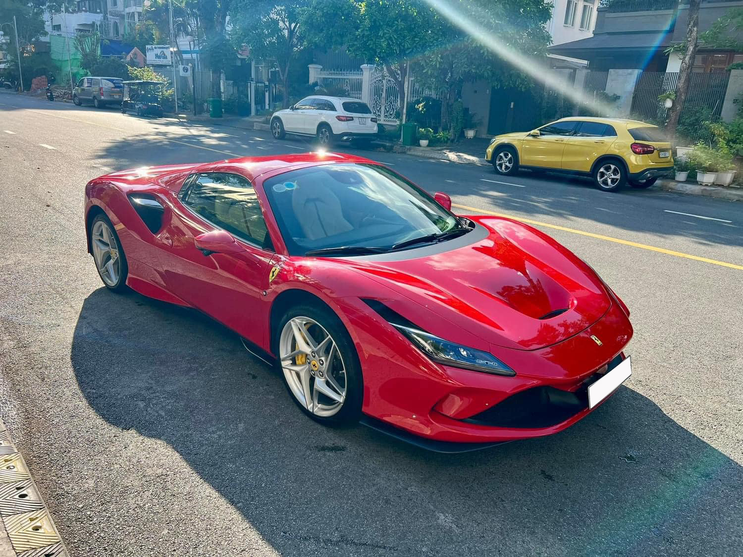 Ferrari F8 Spider chính hãng đầu tiên tại Việt Nam lên sàn xe cũ, giá sang tay 27 tỷ đồng, mới chạy 7.000 km- Ảnh 2.