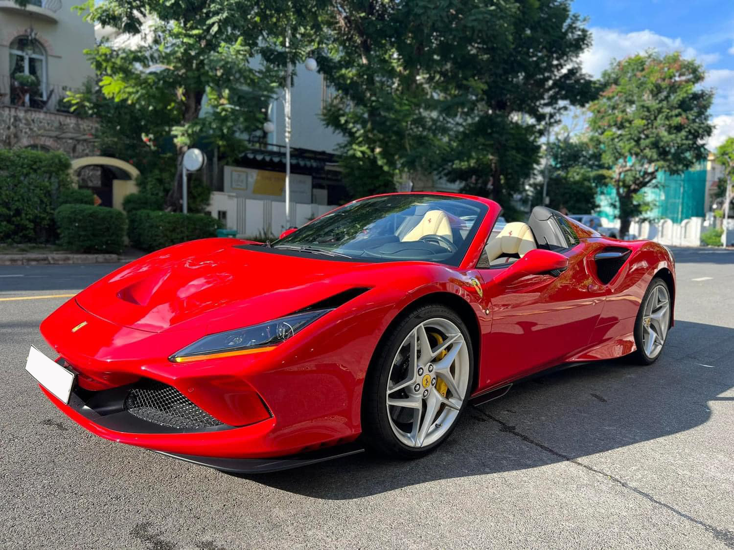 Ferrari F8 Spider chính hãng đầu tiên tại Việt Nam lên sàn xe cũ, giá sang tay 27 tỷ đồng, mới chạy 7.000 km- Ảnh 4.