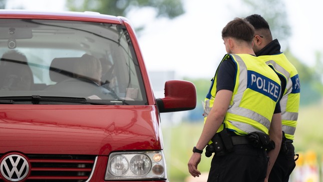 Cảnh sát Đức gồng mình chống nạn nhập cảnh trái phép mùa EURO- Ảnh 2.