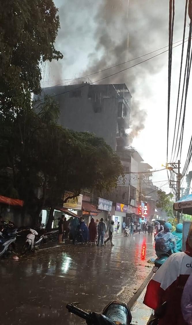 Trực tiếp vụ cháy nghi có người mắc kẹt ở phố Định Công Hạ: Thêm 2 xe cứu hoả cùng hàng chục chiến sĩ PCCC đến hiện trường- Ảnh 1.