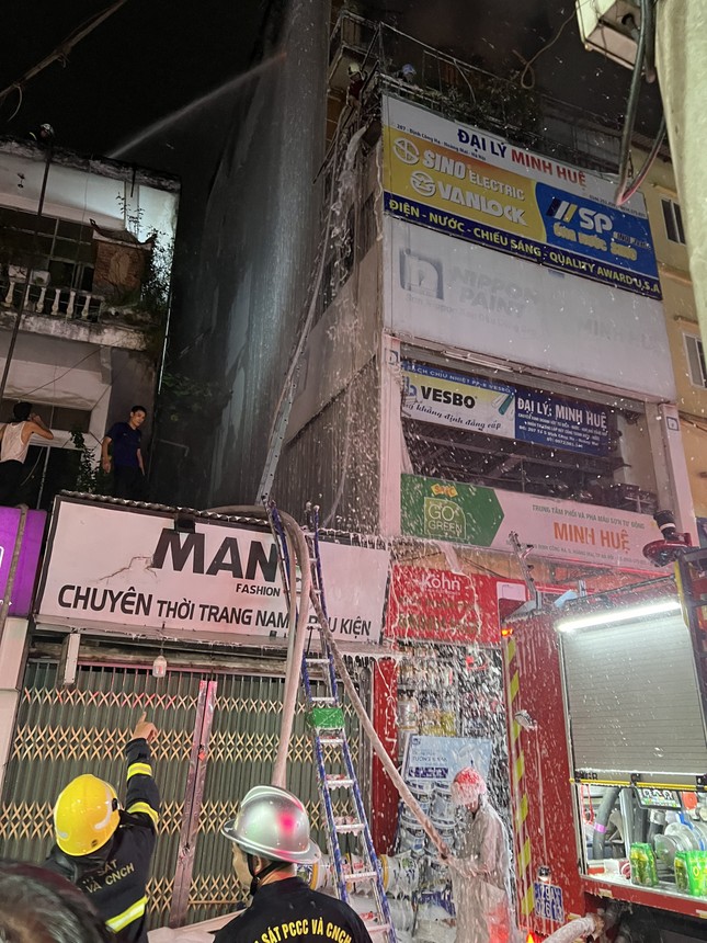 Vụ cháy nhà 4 người tử vong ở Hà Nội: Ánh đèn điện thoại le lói cầu cứu- Ảnh 2.