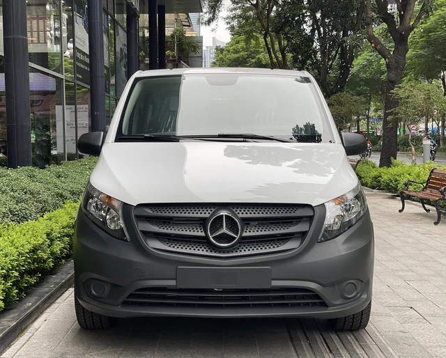 Xe van lại 'hot' tại Việt Nam: Ford Transit 2024 nhá ảnh chính thức, Mercedes V-Class giảm giá kỷ lục còn hơn 1,2 tỷ đồng- Ảnh 8.