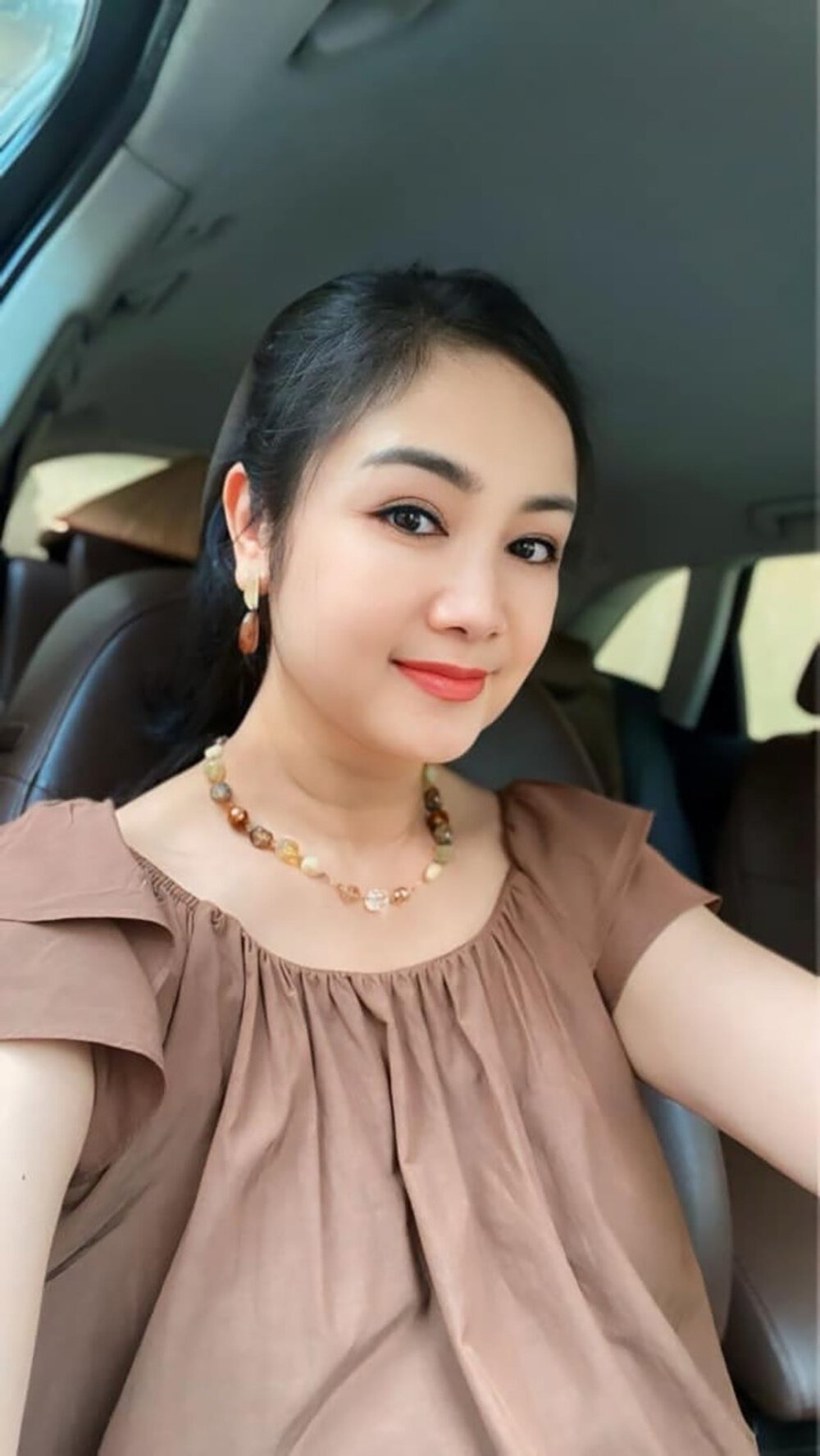 Sao Việt 17/6: Trịnh Kim Chi tình tứ bên chồng, Thanh Hương gợi cảm sau ly hôn- Ảnh 10.