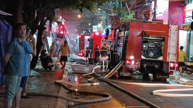 Vụ cháy nhà 4 người tử vong ở Hà Nội: Ánh đèn điện thoại le lói cầu cứu- Ảnh 1.