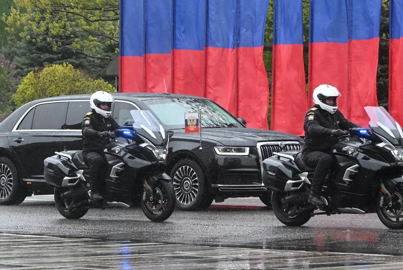 Cận cảnh chiếc limousine bọc thép thường được Tổng thống Putin mang theo khi công du nước ngoài- Ảnh 2.