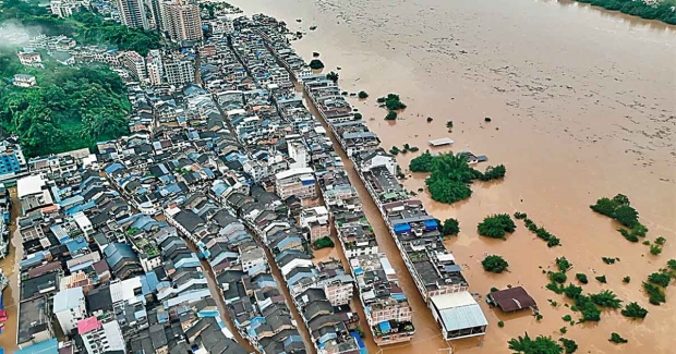 Chùm ảnh: Thành phố biến thành biển vì trận mưa lũ lớn nhất lịch sử, 11.100 người phải sơ tán khẩn cấp, ít nhất 5 người chết, 15 người mất tích- Ảnh 6.