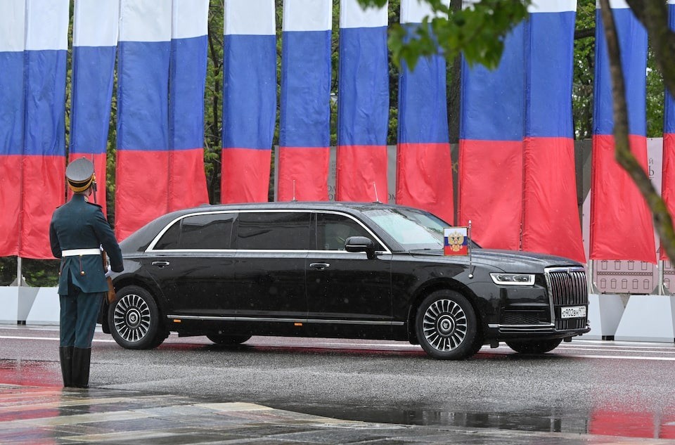 Cận cảnh chiếc limousine bọc thép thường được Tổng thống Putin mang theo khi công du nước ngoài- Ảnh 1.