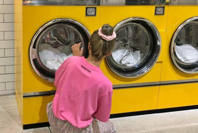6 thói quen khi giặt sấy khiến quần áo càng giặt càng bốc mùi, vi khuẩn sinh sôi nhanh chóng- Ảnh 1.