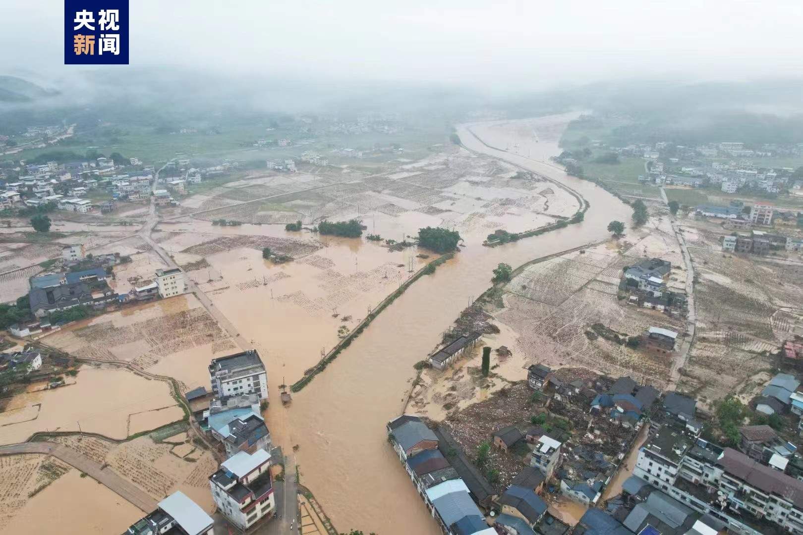 Chùm ảnh: Thành phố biến thành biển vì trận mưa lũ lớn nhất lịch sử, 11.100 người phải sơ tán khẩn cấp, ít nhất 5 người chết, 15 người mất tích- Ảnh 2.