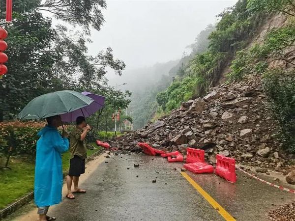 Chùm ảnh: Thành phố biến thành biển vì trận mưa lũ lớn nhất lịch sử, 11.100 người phải sơ tán khẩn cấp, ít nhất 5 người chết, 15 người mất tích- Ảnh 10.