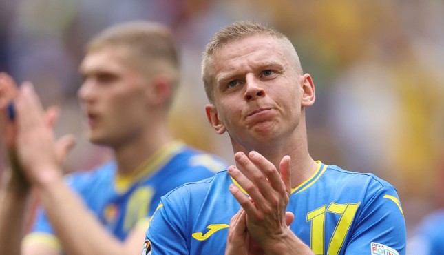 Ukraine thua bạc nhược, Zinchenko thừa nhận 'không dám nhìn vào mắt người hâm mộ'- Ảnh 1.