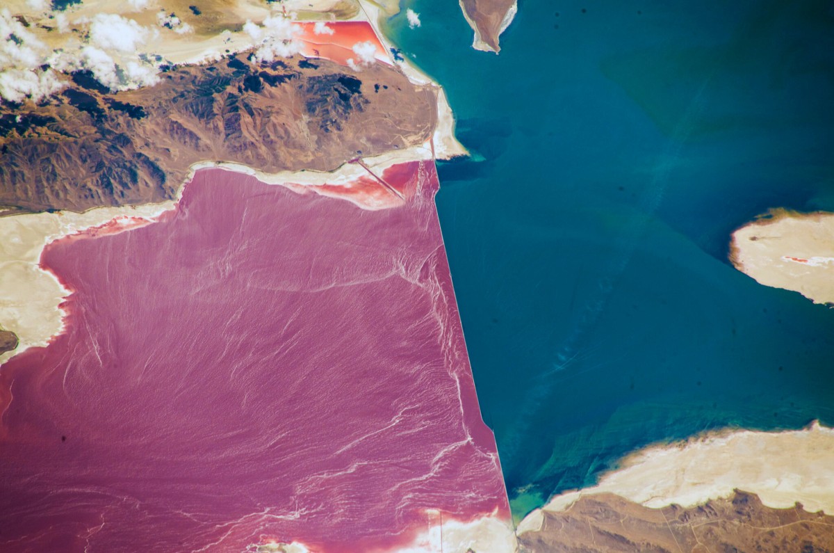 Hồ muối lớn ở Utah: Bí ẩn đằng sau hai màu nước xanh và đỏ- Ảnh 5.