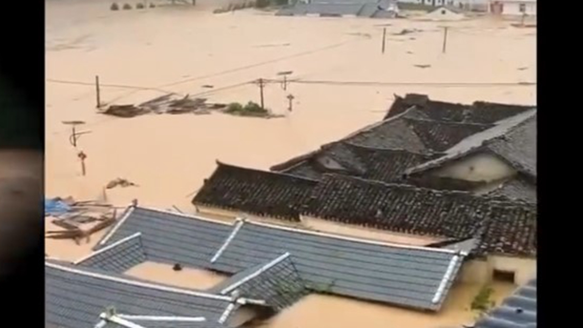 Chùm ảnh: Thành phố biến thành biển vì trận mưa lũ lớn nhất lịch sử, 11.100 người phải sơ tán khẩn cấp, ít nhất 5 người chết, 15 người mất tích- Ảnh 5.