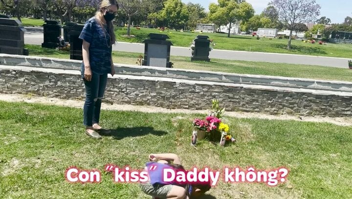 Con gái Đức Tiến hôn lên mộ khi ra viếng thăm bố- Ảnh 2.