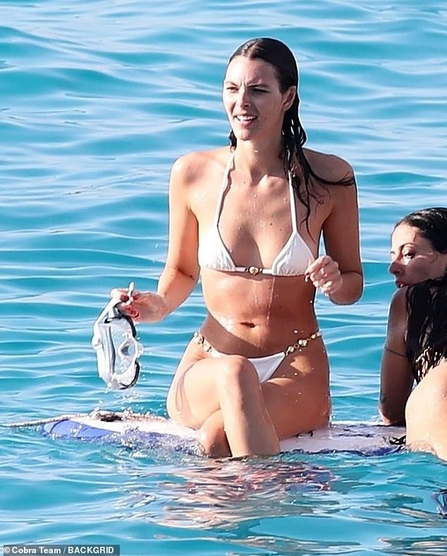 Bạn gái Leonardo DiCaprio khoe dáng với bikini- Ảnh 4.