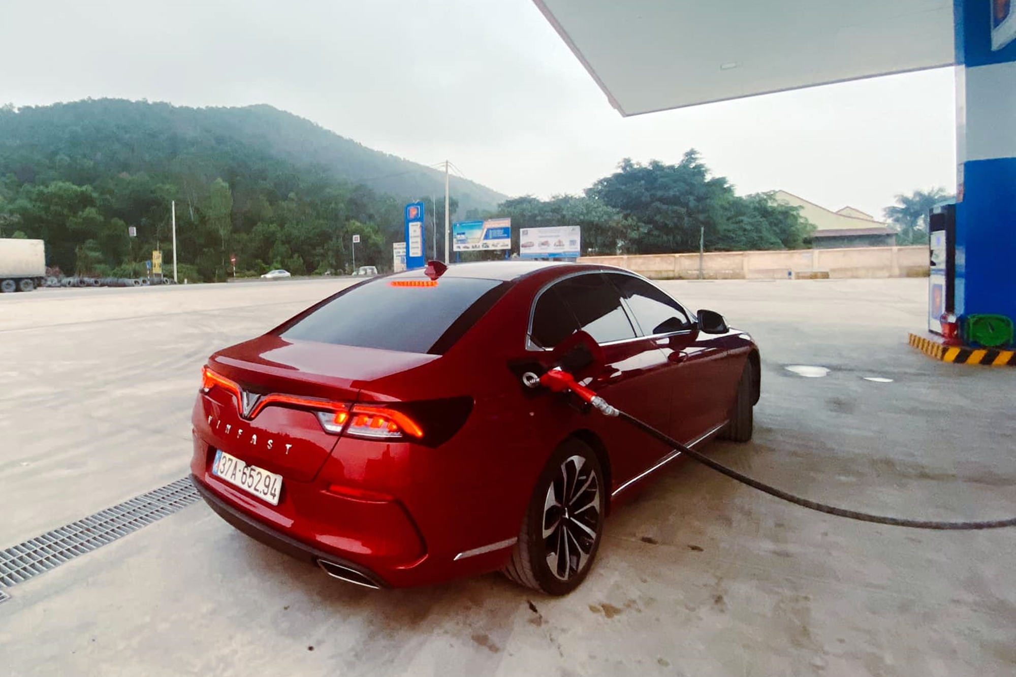 Chủ xe VinFast Lux A2.0 sau 45.000km sử dụng: ‘Lái giống BMW, chi phí bảo dưỡng rẻ, tự mày mò độ nội thất bằng sợi carbon thật'- Ảnh 25.