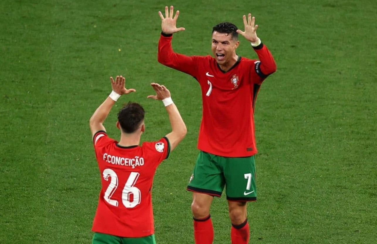 Hành động gây tranh cãi của Ronaldo trong ngày lập kỷ lục Euro- Ảnh 4.