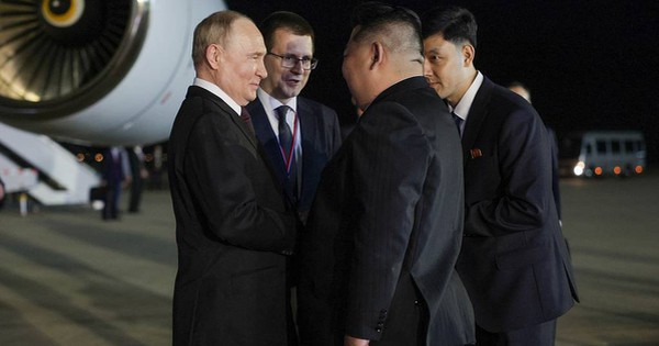 Nhà lãnh đạo Kim Jong-un đón Tổng thống Putin ở sân bay lúc 3 giờ sáng