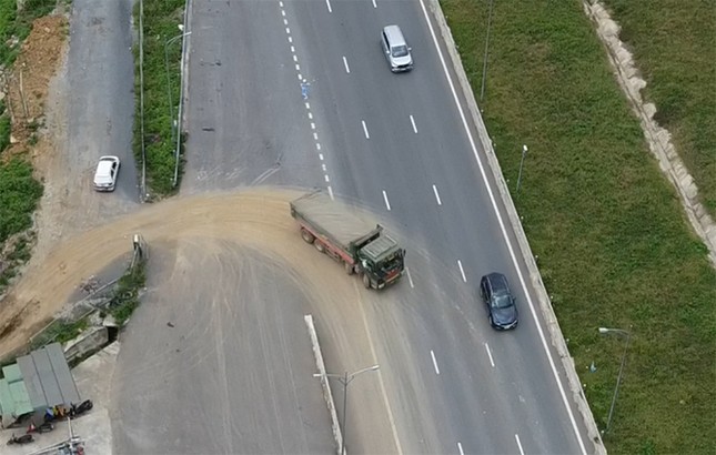 Điều tra nghi vấn 'nhận hối lộ' để mở lối tắt cho xe chở đất đi vào cao tốc Bắc - Nam- Ảnh 1.