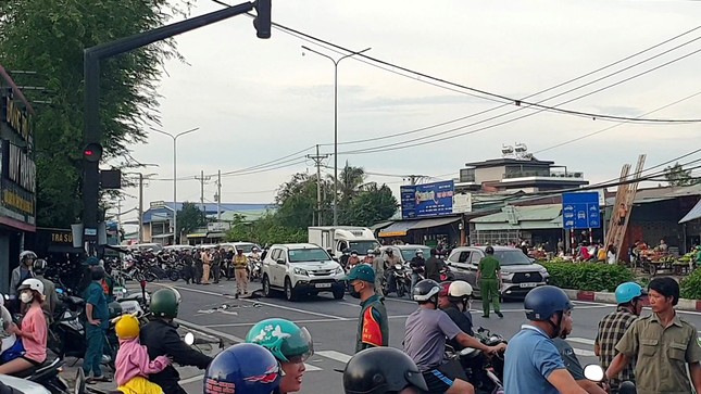 Xe máy lao vào ô tô đang dừng đèn đỏ, hai người thương vong- Ảnh 1.