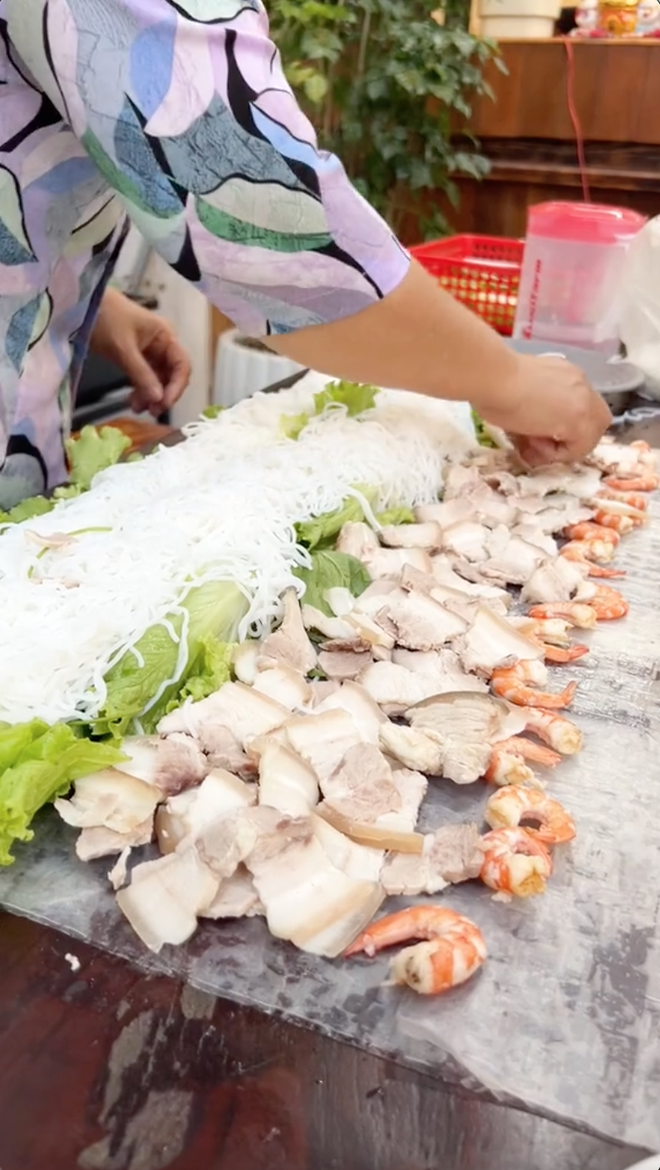 Cô gái mukbang chiếc gỏi cuốn hơn 4kg khiến dân mạng tranh cãi vì "mất hết tinh tuý ẩm thực"- Ảnh 3.