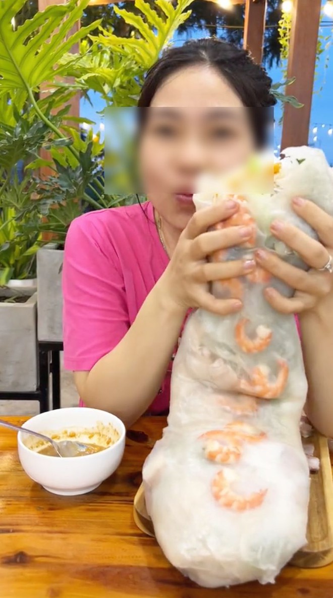 Cô gái mukbang chiếc gỏi cuốn hơn 4kg khiến dân mạng tranh cãi vì "mất hết tinh tuý ẩm thực"- Ảnh 2.