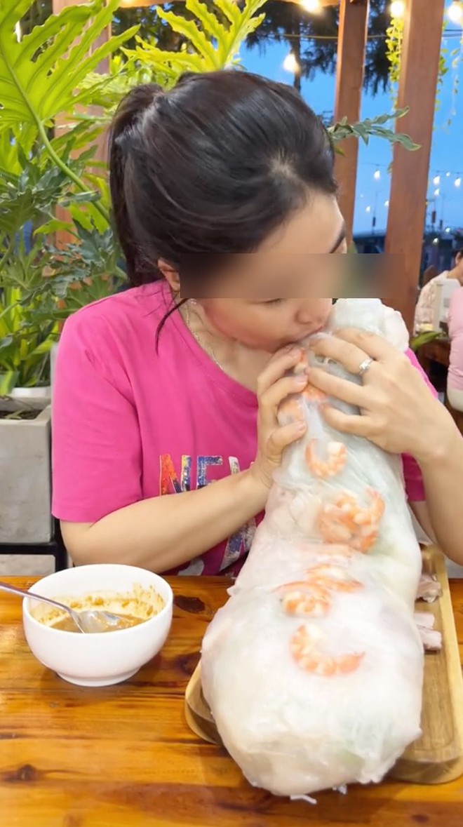 Cô gái mukbang chiếc gỏi cuốn hơn 4kg khiến dân mạng tranh cãi vì "mất hết tinh tuý ẩm thực"- Ảnh 1.