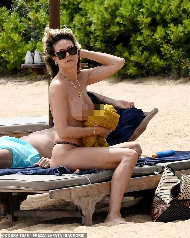 Heidi Klum cởi bikini để tắm nắng gây tranh cãi- Ảnh 10.