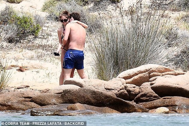 Heidi Klum cởi bikini để tắm nắng gây tranh cãi- Ảnh 13.