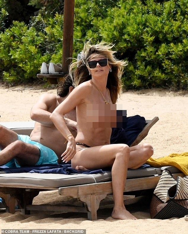 Heidi Klum cởi bikini để tắm nắng gây tranh cãi- Ảnh 11.