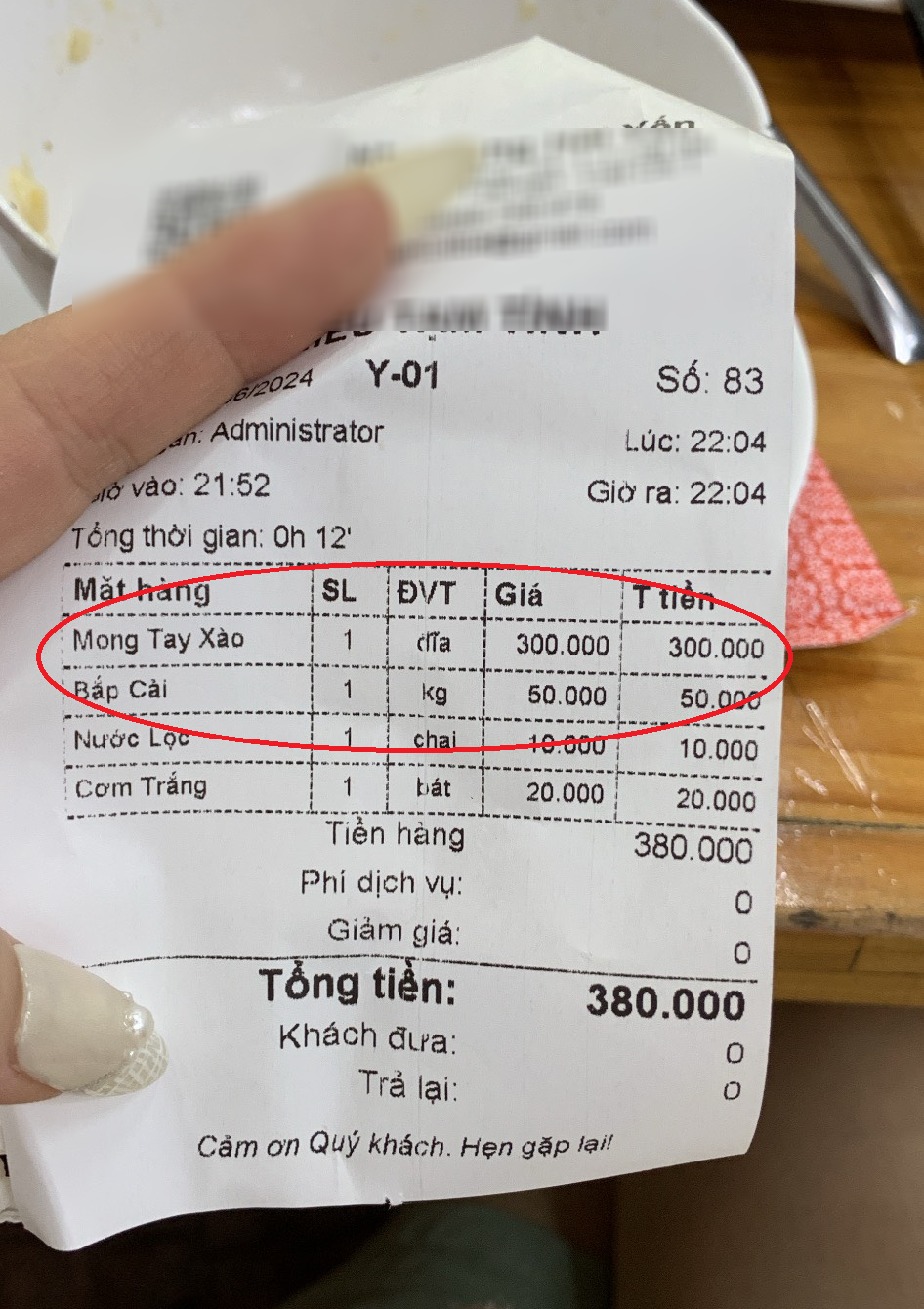 Suất cơm rang trứng 100k, đĩa hải sản 300k lèo tèo vài "cọng" ở Cát Bà khiến du khách thất vọng lên tiếng- Ảnh 2.