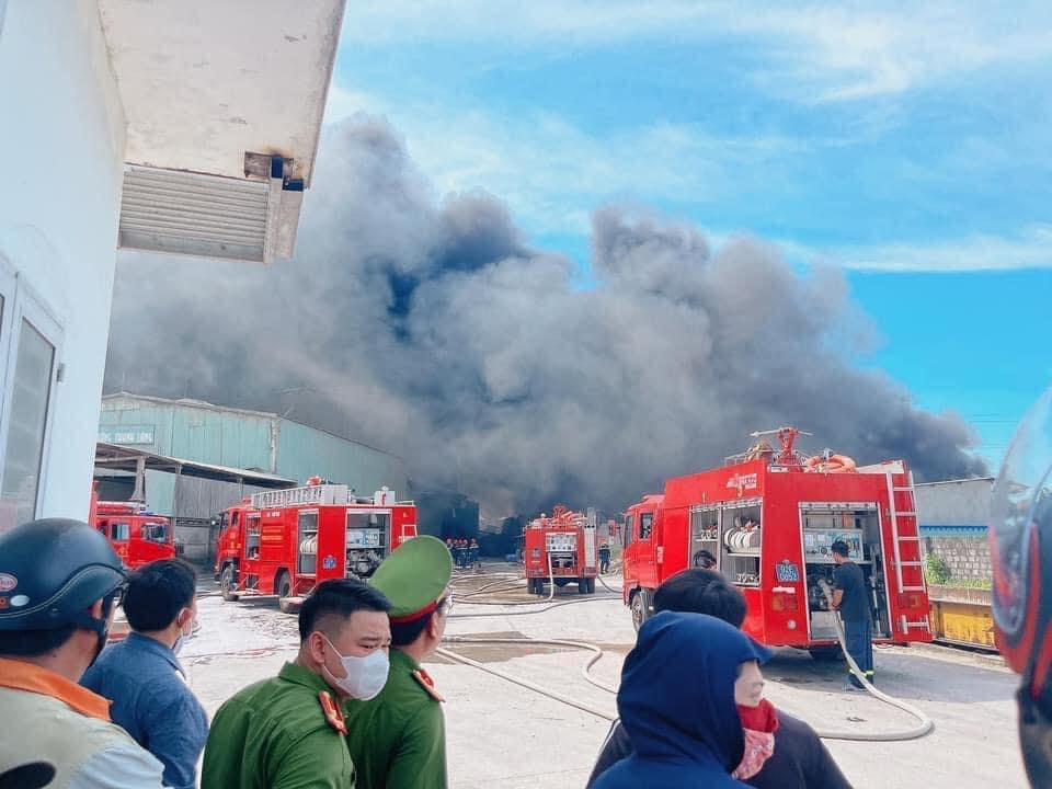 Cháy lớn, huy động lực lượng chữa cháy Quảng Nam, Đà Nẵng dập lửa- Ảnh 2.