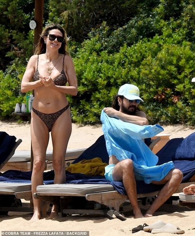 Heidi Klum cởi bikini để tắm nắng gây tranh cãi- Ảnh 3.