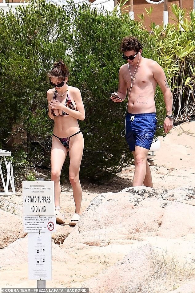 Heidi Klum cởi bikini để tắm nắng gây tranh cãi- Ảnh 4.