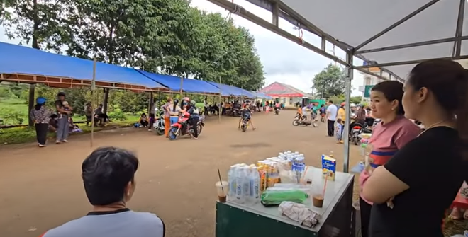 Người dân đua nhau dựng rạp, mở quán gần nhà rồi tung tin ông Thích Minh Tuệ xuất hiện, hàng trăm người đổ về túc trực nhiều ngày- Ảnh 3.