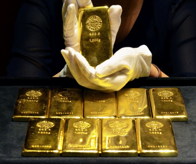 Các nước đổ xô mua vàng bất chấp giá leo thang- Ảnh 1.