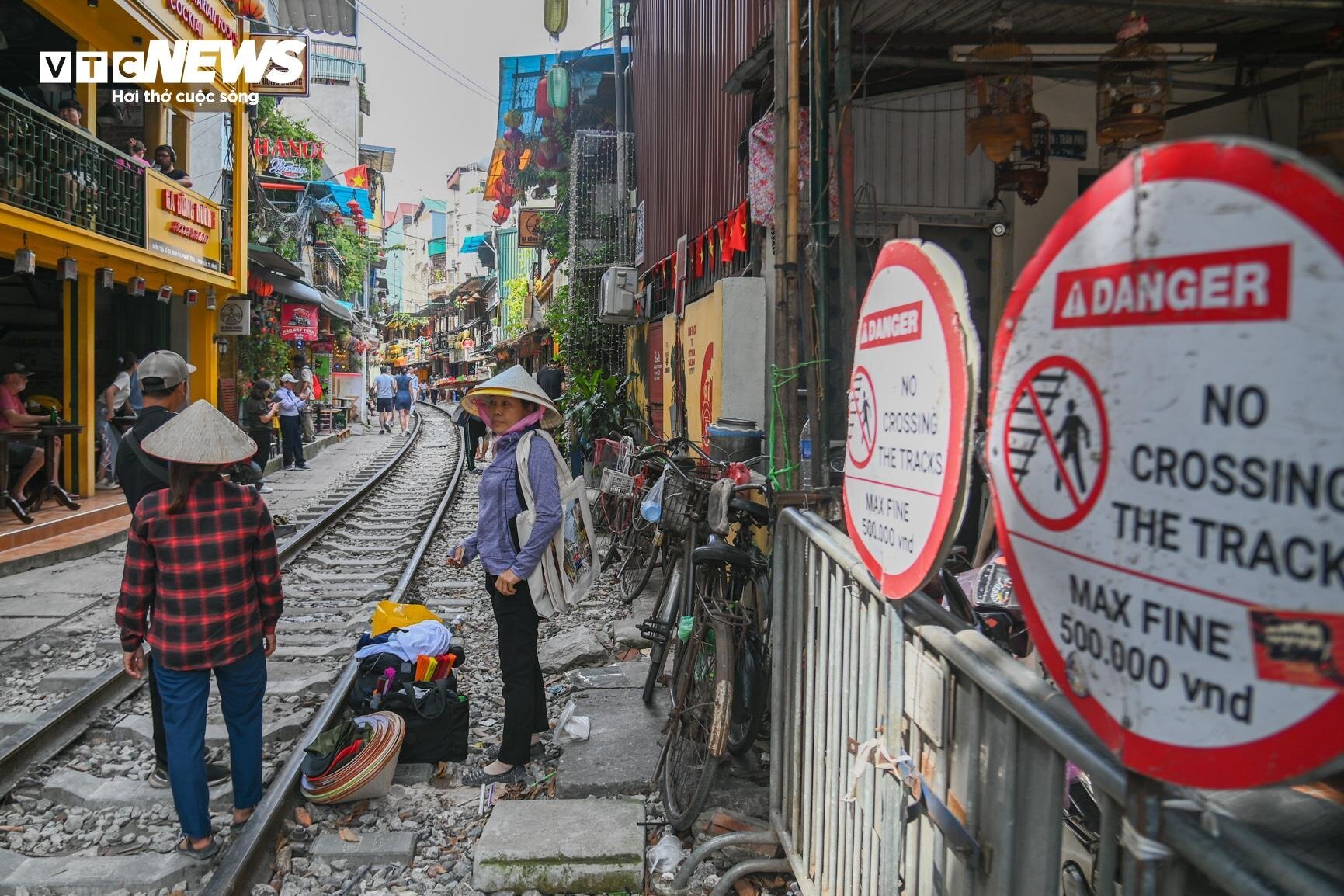 Chính quyền lập rào chắn, phố cà phê đường tàu vẫn tấp nập khách đến check-in- Ảnh 1.