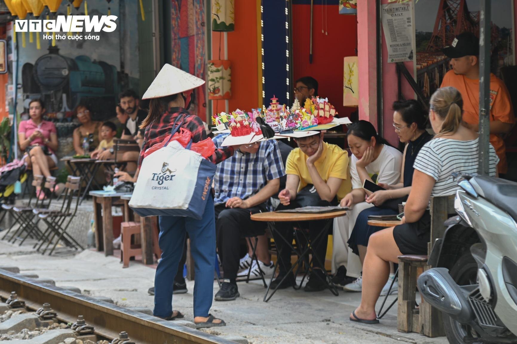 Chính quyền lập rào chắn, phố cà phê đường tàu vẫn tấp nập khách đến check-in- Ảnh 9.