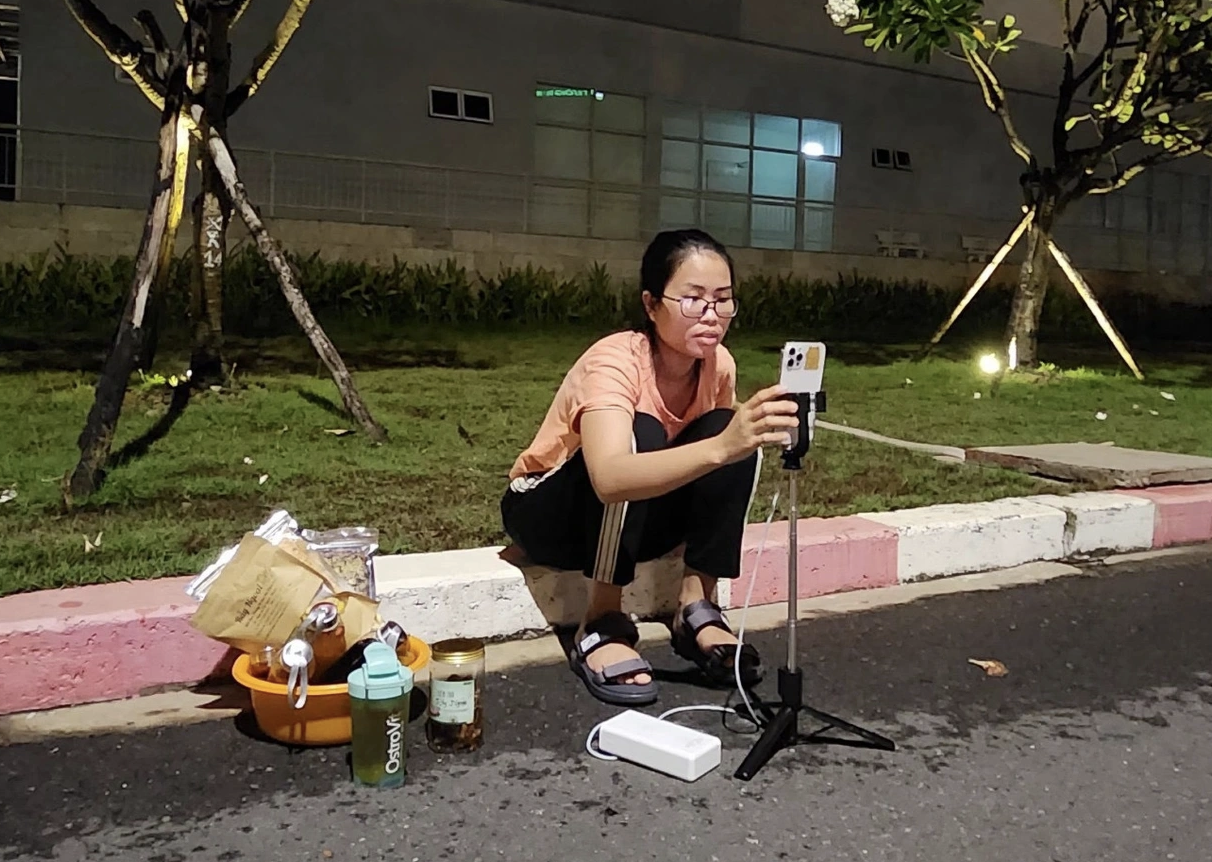 Rơi nước mắt câu chuyện mẹ đơn thân sáng nuôi con ung thư, tối livestream bán hàng ở sân bệnh viện- Ảnh 3.